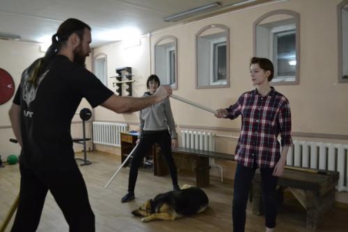 Когда мы пишем про наши занятия в клубном фехтовальном зале, обычно речь идёт о мужских тренировках - всё-таки мечи, кольчуги, гири …. 05 Когда мы пишем про наши занятия в клубном фехтовальном зале, обычно речь идёт о мужских тренировках - всё-таки мечи, кольчуги, гири …. 05