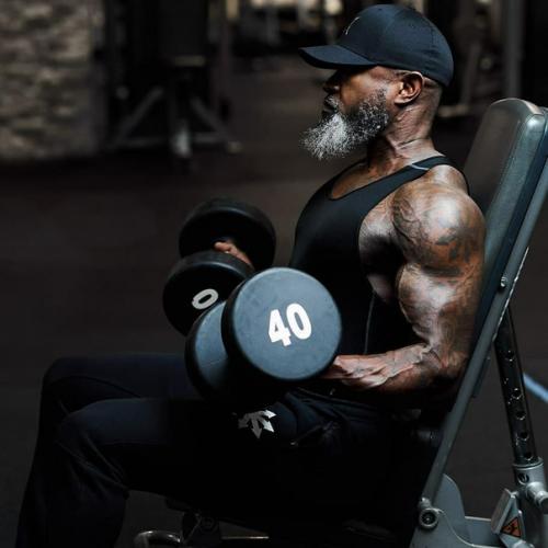 Энтер Жан тайтус - 55-летний фанат фитнеса, также известный как Накачанный Дедуля. 05