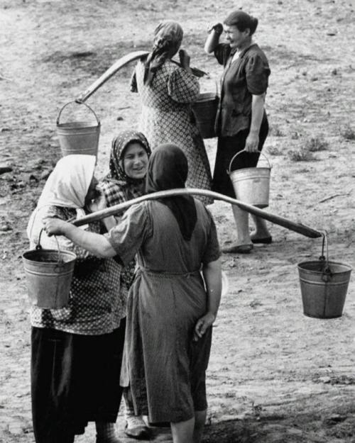 Как носили воду в деревнях с колодца. 01