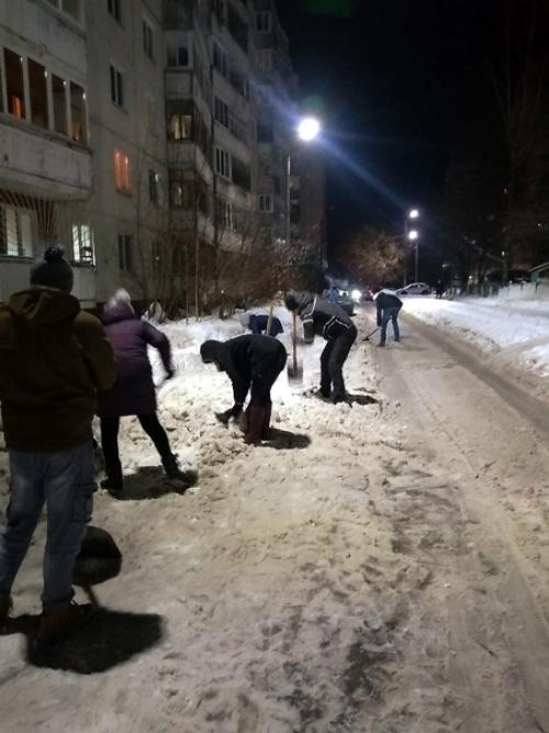 Добрый день.  Пока весь город стонет и ноет от неубранных дорог. 02
