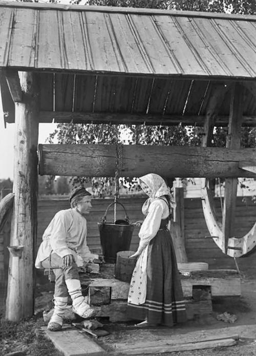 Как носили воду в деревнях с колодца.
