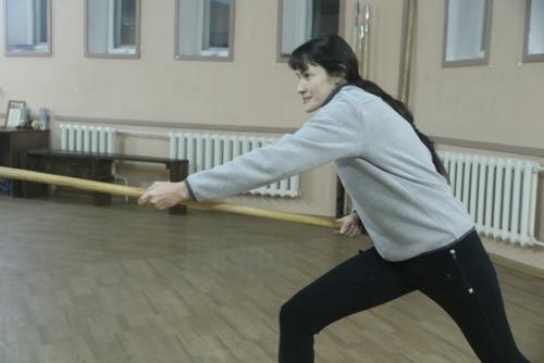 Когда мы пишем про наши занятия в клубном фехтовальном зале, обычно речь идёт о мужских тренировках - всё-таки мечи, кольчуги, гири …. 08 Когда мы пишем про наши занятия в клубном фехтовальном зале, обычно речь идёт о мужских тренировках - всё-таки мечи, кольчуги, гири …. 08