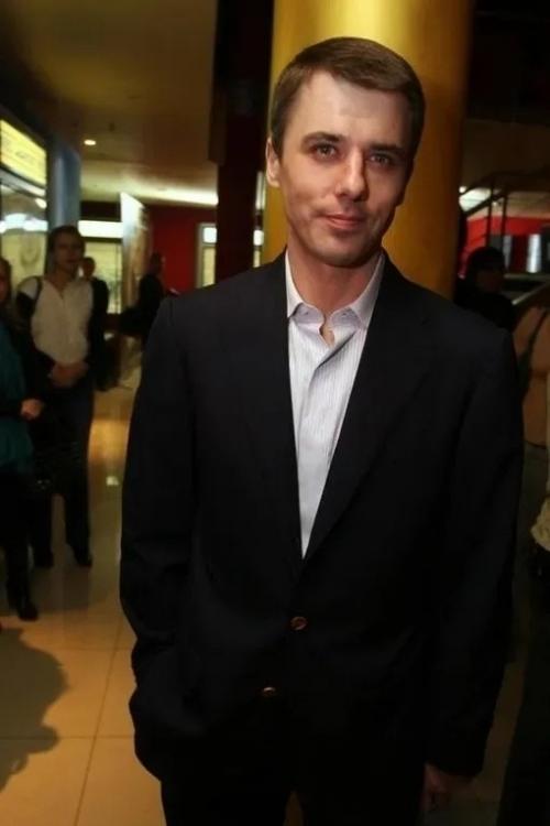 В интернете разгораются дискуссии о поразительном сходстве старшего сына Екатерины Климовой, Михаила, с его отцом, Игорем Петренко. 02