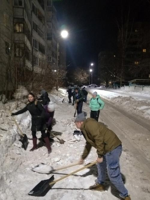 Добрый день.  Пока весь город стонет и ноет от неубранных дорог. 03