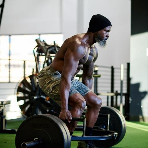 Энтер Жан тайтус - 55-летний фанат фитнеса, также известный как Накачанный Дедуля. 07