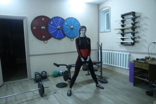 Когда мы пишем про наши занятия в клубном фехтовальном зале, обычно речь идёт о мужских тренировках - всё-таки мечи, кольчуги, гири …. 01 Когда мы пишем про наши занятия в клубном фехтовальном зале, обычно речь идёт о мужских тренировках - всё-таки мечи, кольчуги, гири …. 01