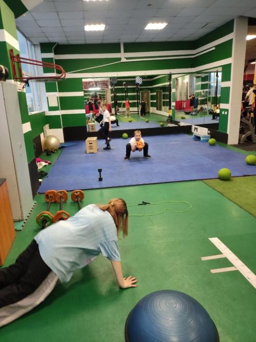 Весело и задорно позанимались с ребятами на занятии по детскому фитнесу. 01