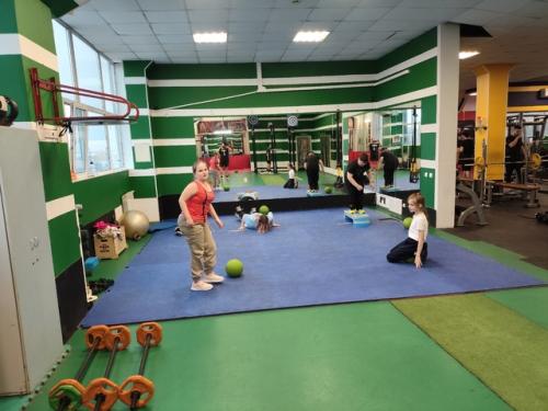 Весело и задорно позанимались с ребятами на занятии по детскому фитнесу. 04