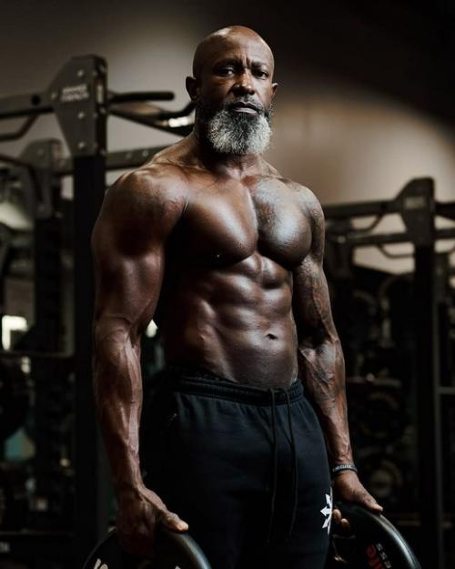 Энтер Жан тайтус - 55-летний фанат фитнеса, также известный как Накачанный Дедуля. 03