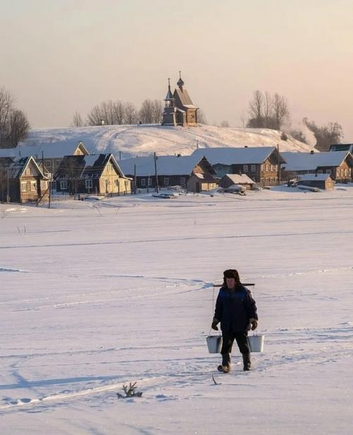 Как носили воду в деревнях с колодца. 03