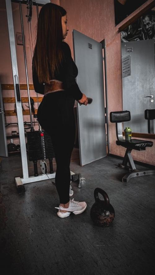 Многие из тех, кто регулярно занимается в фитнес - зале, своей целью ставят иметь сильные ноги и подтянутые ягодицы. 01