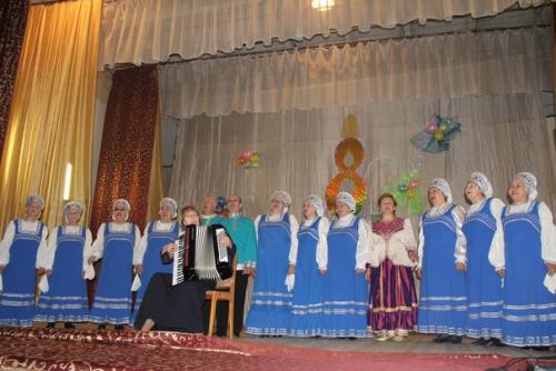 Большой праздничный концерт для вас, таинственных и разных … подарили есаульским женщинам творческие коллективы посёлка со сцены дома культуры. 04