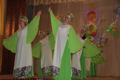 Большой праздничный концерт для вас, таинственных и разных … подарили есаульским женщинам творческие коллективы посёлка со сцены дома культуры. 01