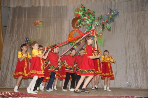 Большой праздничный концерт для вас, таинственных и разных … подарили есаульским женщинам творческие коллективы посёлка со сцены дома культуры. 02