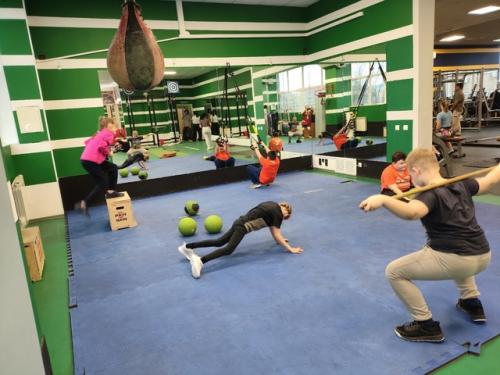 Вместе весело шагать по просторам, ну а если тренироваться лучше дружно! 01