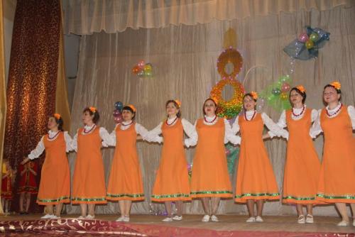 Большой праздничный концерт для вас, таинственных и разных … подарили есаульским женщинам творческие коллективы посёлка со сцены дома культуры. 03