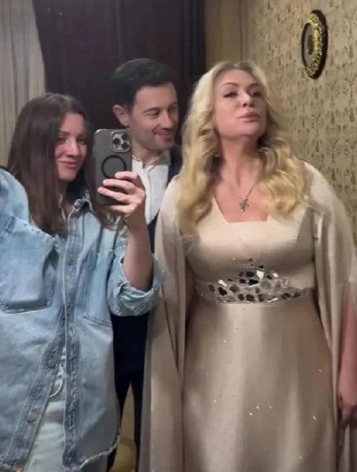 52-Летняя Виктория макарская до неузнаваемости изменилась.

