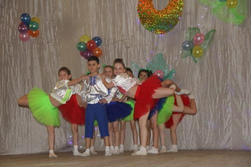 Большой праздничный концерт для вас, таинственных и разных … подарили есаульским женщинам творческие коллективы посёлка со сцены дома культуры. 07