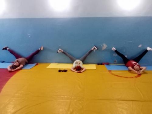 Вечерний фитнес для женщин в п. преображенском проводит инструктор по спорту Ким русалина Руслановна. 01