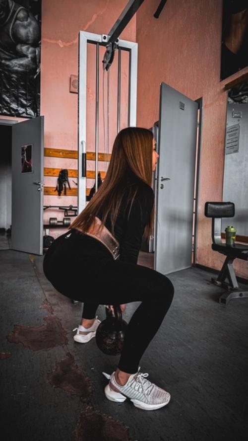 Многие из тех, кто регулярно занимается в фитнес - зале, своей целью ставят иметь сильные ноги и подтянутые ягодицы. 02