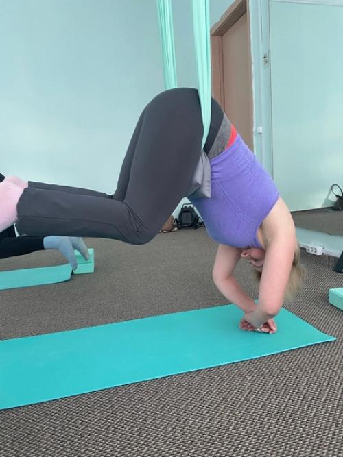 Снять напряжение, улучшить пластику, побороть страхи - в этом нам помог фитнес в гамаке! 01