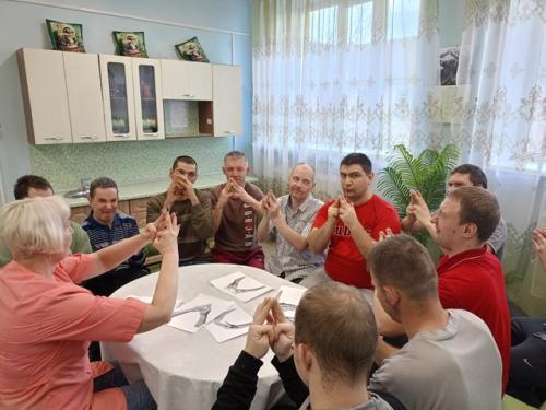 Хасты - специальные позы для рук, не только поднимают настроение, но и помогают снять напряжение, что особенно актуально в конце рабочей недели. 03