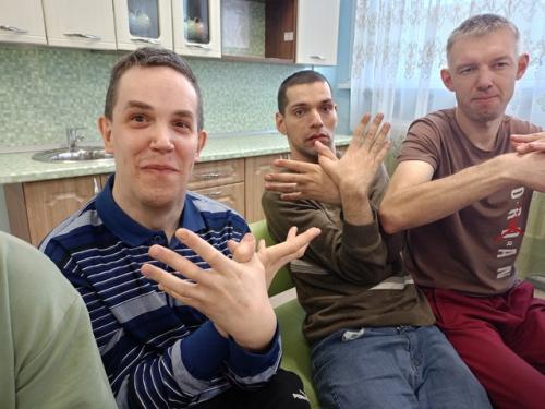 Хасты - специальные позы для рук, не только поднимают настроение, но и помогают снять напряжение, что особенно актуально в конце рабочей недели. 02