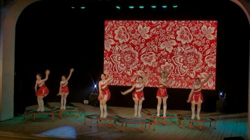 Под овации и аплодисменты зрителей в стенах дома культуры им. 05 Под овации и аплодисменты зрителей в стенах дома культуры им. 05