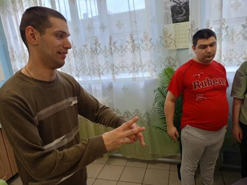 Хасты - специальные позы для рук, не только поднимают настроение, но и помогают снять напряжение, что особенно актуально в конце рабочей недели. 01