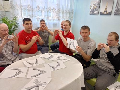 Хасты - специальные позы для рук, не только поднимают настроение, но и помогают снять напряжение, что особенно актуально в конце рабочей недели. 07