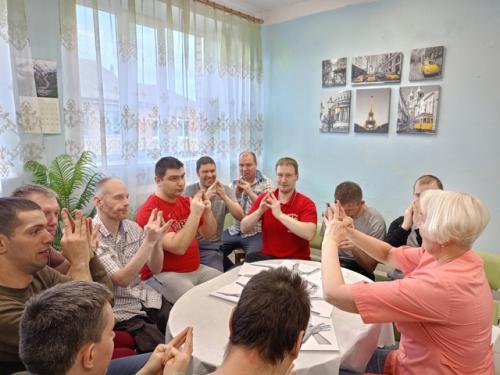 Хасты - специальные позы для рук, не только поднимают настроение, но и помогают снять напряжение, что особенно актуально в конце рабочей недели. 05