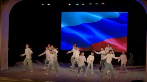 Под овации и аплодисменты зрителей в стенах дома культуры им. 07 Под овации и аплодисменты зрителей в стенах дома культуры им. 07