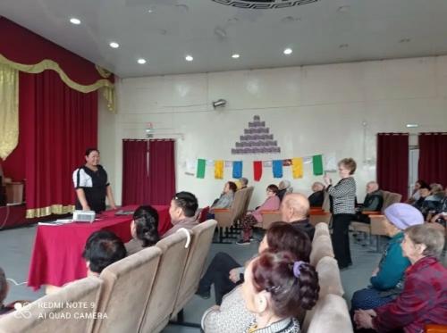 Библиотекари для пожилых занятие по фейсбилдингу провели. 06