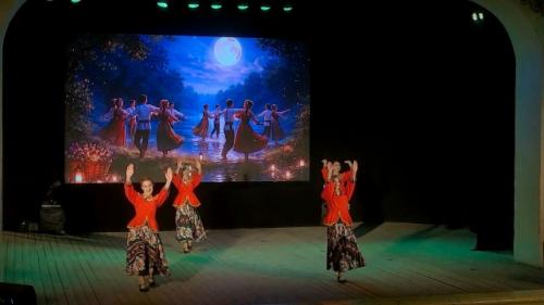 Под овации и аплодисменты зрителей в стенах дома культуры им. 08 Под овации и аплодисменты зрителей в стенах дома культуры им. 08