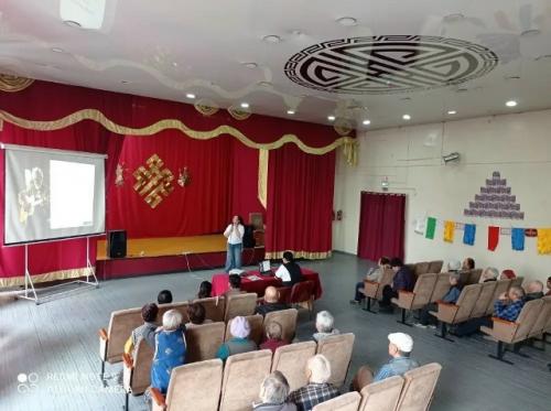 Библиотекари для пожилых занятие по фейсбилдингу провели. 01