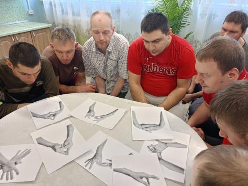 Хасты - специальные позы для рук, не только поднимают настроение, но и помогают снять напряжение, что особенно актуально в конце рабочей недели. 09