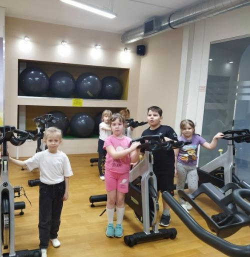 В рамках реализации проекта Мы Выбираем Спорт воспитанники подготовительной группы васильки сходили на экскурсию в фитнес клуб Plaza. 07