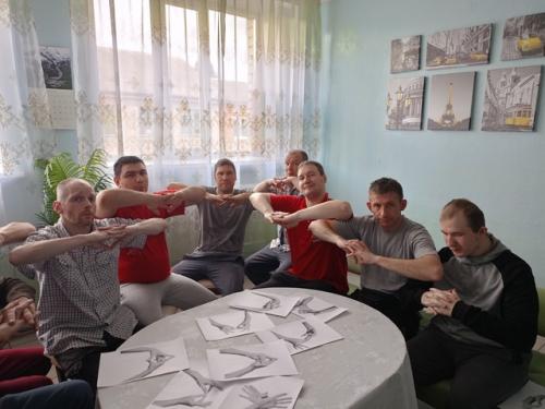 Хасты - специальные позы для рук, не только поднимают настроение, но и помогают снять напряжение, что особенно актуально в конце рабочей недели. 08