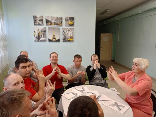 Хасты - специальные позы для рук, не только поднимают настроение, но и помогают снять напряжение, что особенно актуально в конце рабочей недели. 04