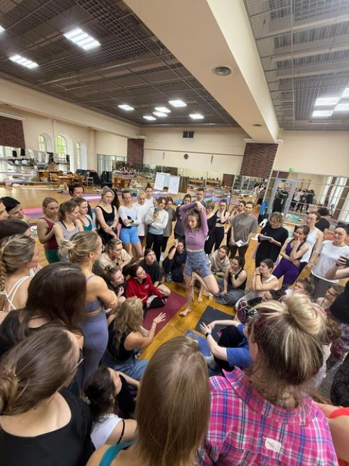 Вторая очная сессия студентов на годовом тичерзе культуры движения в самом разгаре. 02