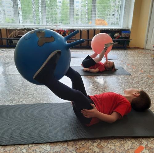 В рамках реализации муниципального проекта Первый шаг в Фитнес Класс мы продолжаем занятия на фитболе. 02