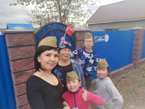 Неделясемьи. Моясемьяабзелил. Я, Ахметова Самира, ученица 2-го класса, хочу рассказать про мою любимую семью. 01