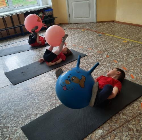 В рамках реализации муниципального проекта Первый шаг в Фитнес Класс мы продолжаем занятия на фитболе. 01