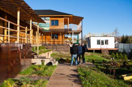 Дома из соломы вместе небоскребов. 01 Дома из соломы вместе небоскребов. 01