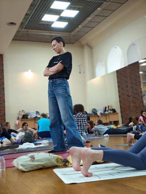 Вторая очная сессия студентов на годовом тичерзе культуры движения в самом разгаре. 03