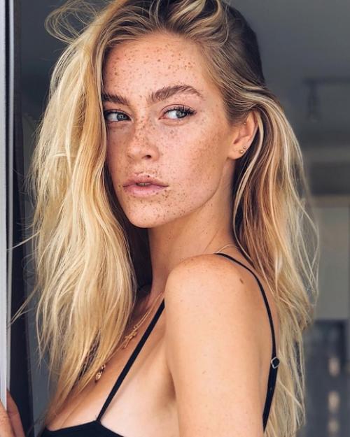 Необычная девушка!  Её всю жизнь называли некрасивой, но она доказала обратное став известной моделью! 01