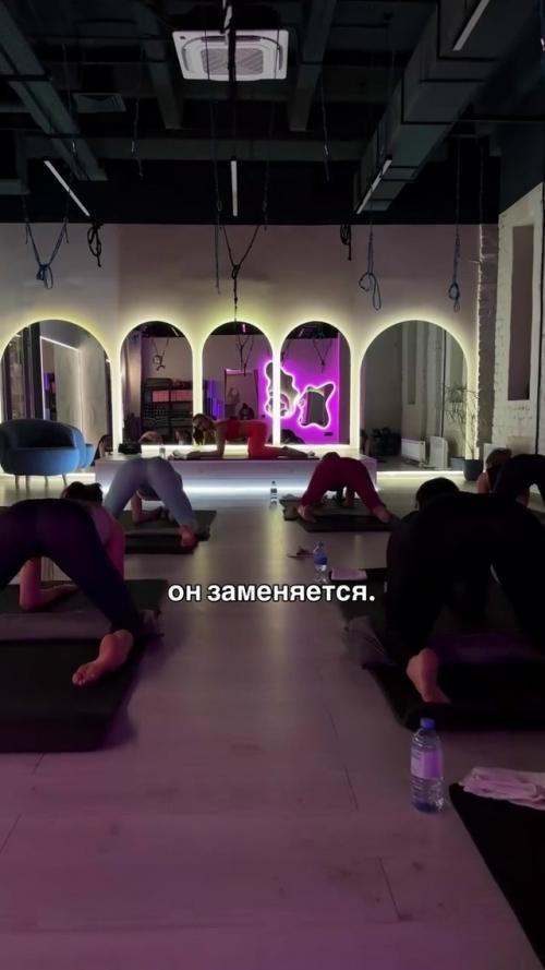 В Воронеже появился необычный фитнес - курс, где обычные упражнения на мышцы сочетают с элементами поз из камасутры. 02