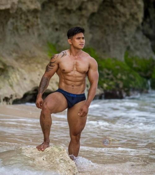 15 июля 2023 года популярный спортивный блогер и фитнес - тренер Джастин Вики сломал шею во время тренировки в одном из залов на Бали. 01