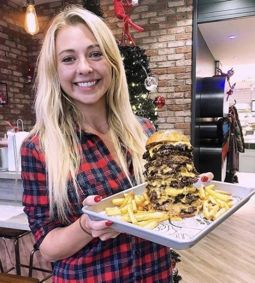 Эта девушка выглядит очень привлекательно, но при этом любит себя побаловать ну очень калорийными блюдами. 04