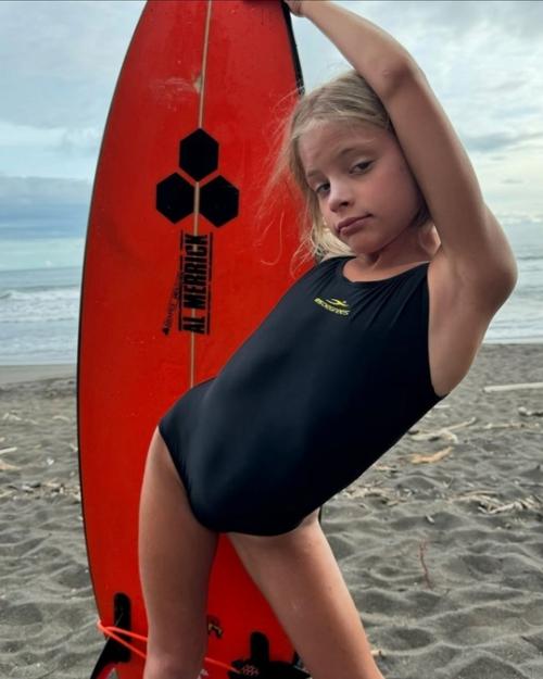 Маму Тимати подвергли критике из-за откровенных снимков внучки. 02